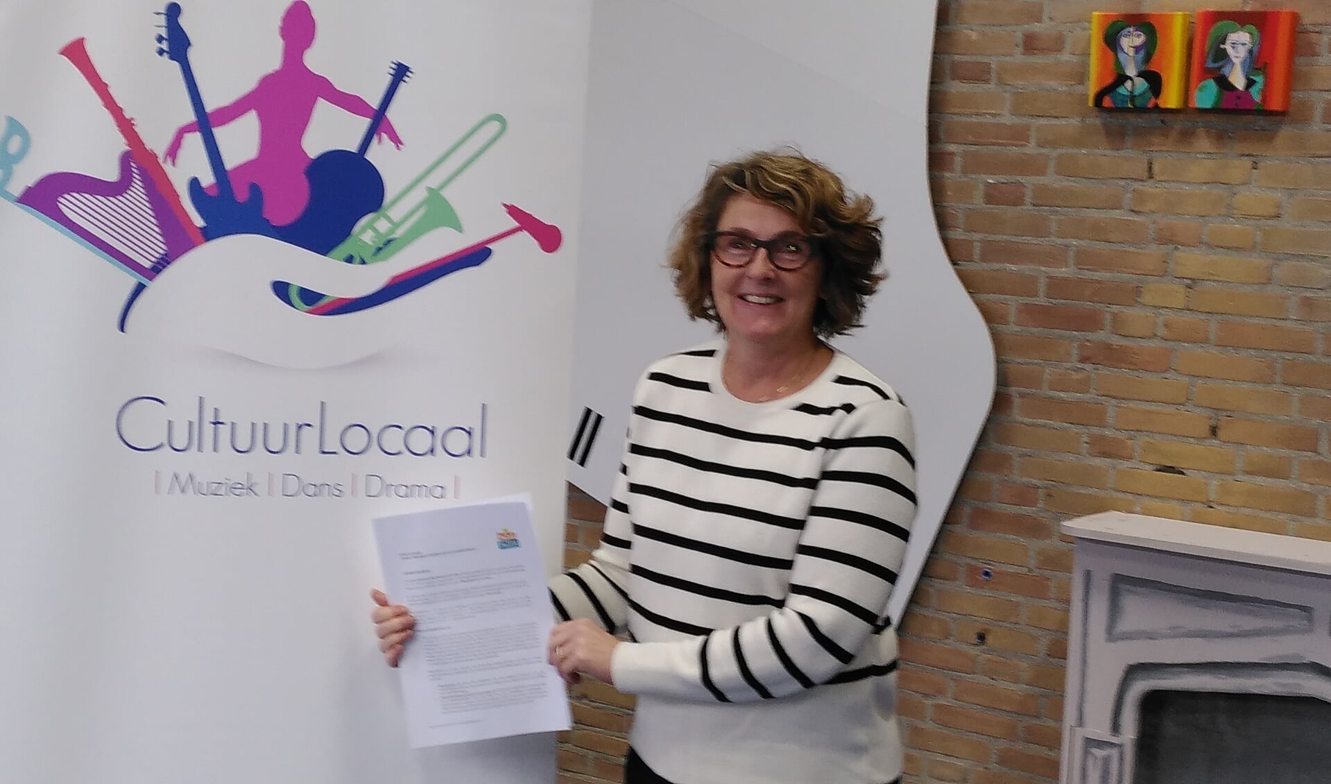 Hanneke Meijer toont met trots het oprichtingsdocument van het Lokaal Fonds Méér muziek in de Klas Barendrecht. (foto CultuurLocaal).