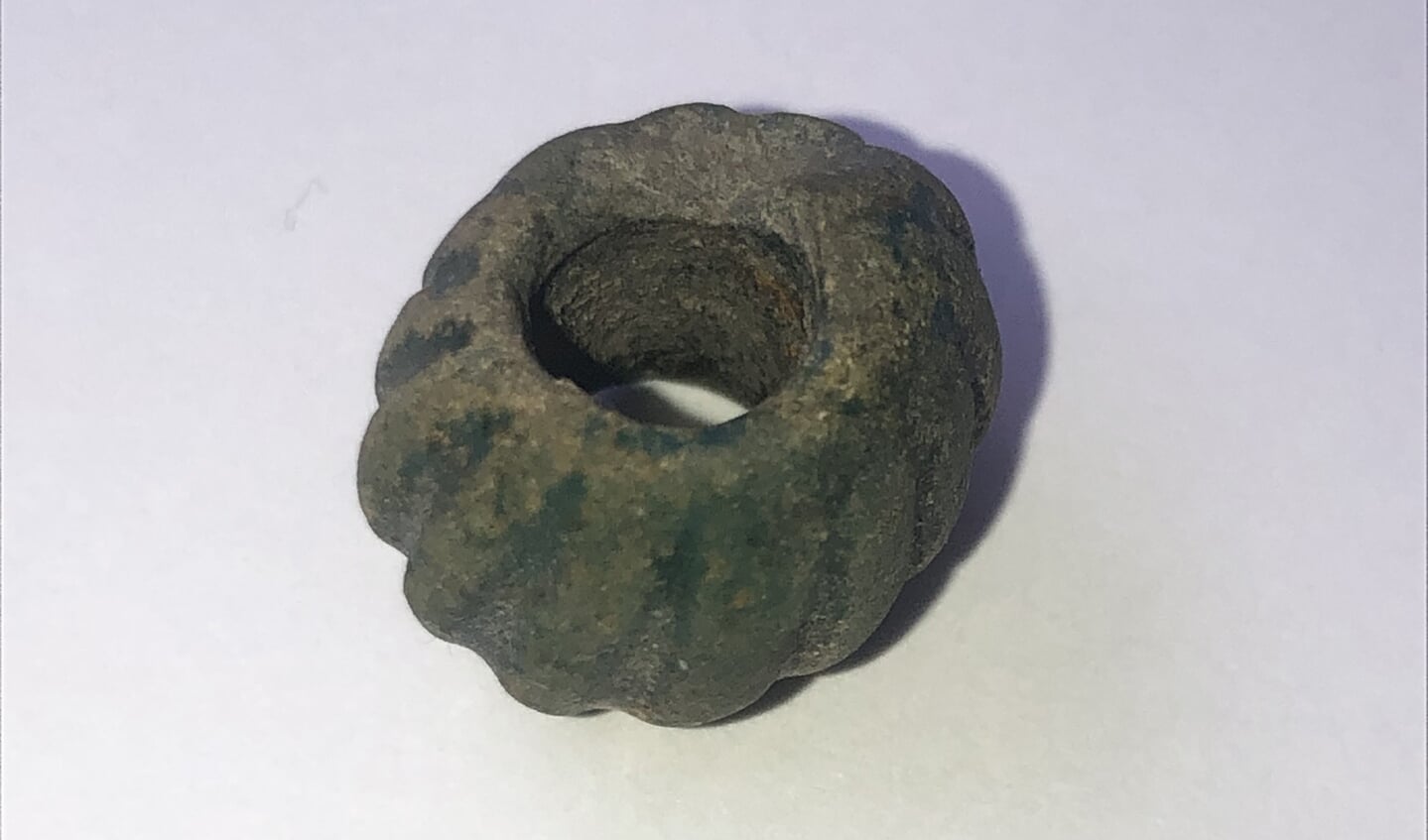 De door amateurarcheoloog Dirk de Jong gevonden meloenkraal uit de Romeinse Tijd.