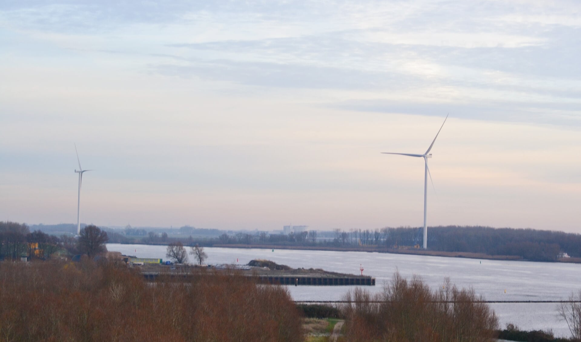 Langs de Oude Maas worden momenteel windturbines geplaatst. 