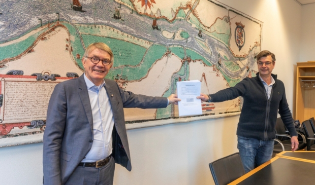 <p>John de Jong overhandigde de petitie aan wethouder Peter Meij vorige week donderdag. </p>