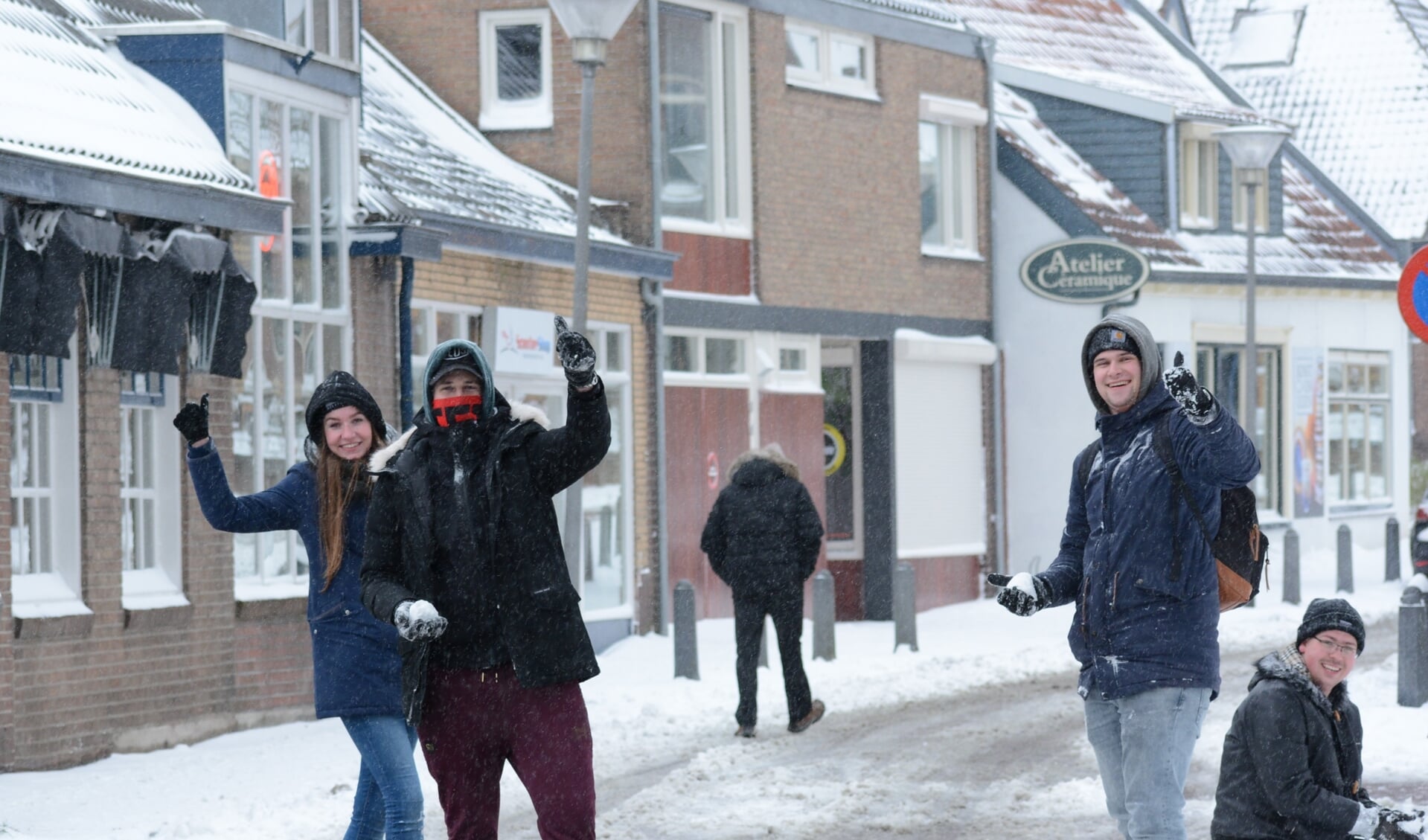 Sneeuwpret in de Dorpsstraat. (foto: Wil Gerritse)