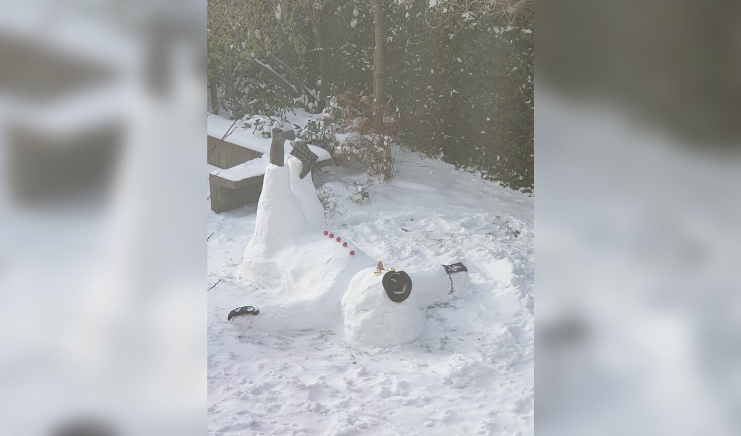Gevloerde sneeuwman, bij de buren van Yvonne Andriessen.