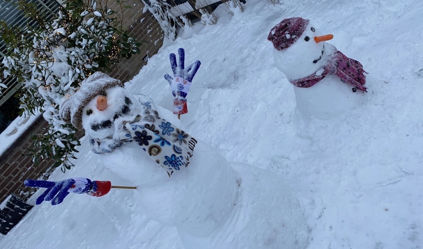 Sneeuwpoppen. "Toevallig heb ik vandaag samen met mijn zus twee sneeuwpoppen gemaakt die veel aandacht trokken bij de voetgangers die langslopen en zelfs zo enthousiast zijn dat ze foto’s ervan maken!", vertelt Kim Martens.  (foto: Kim Martens)