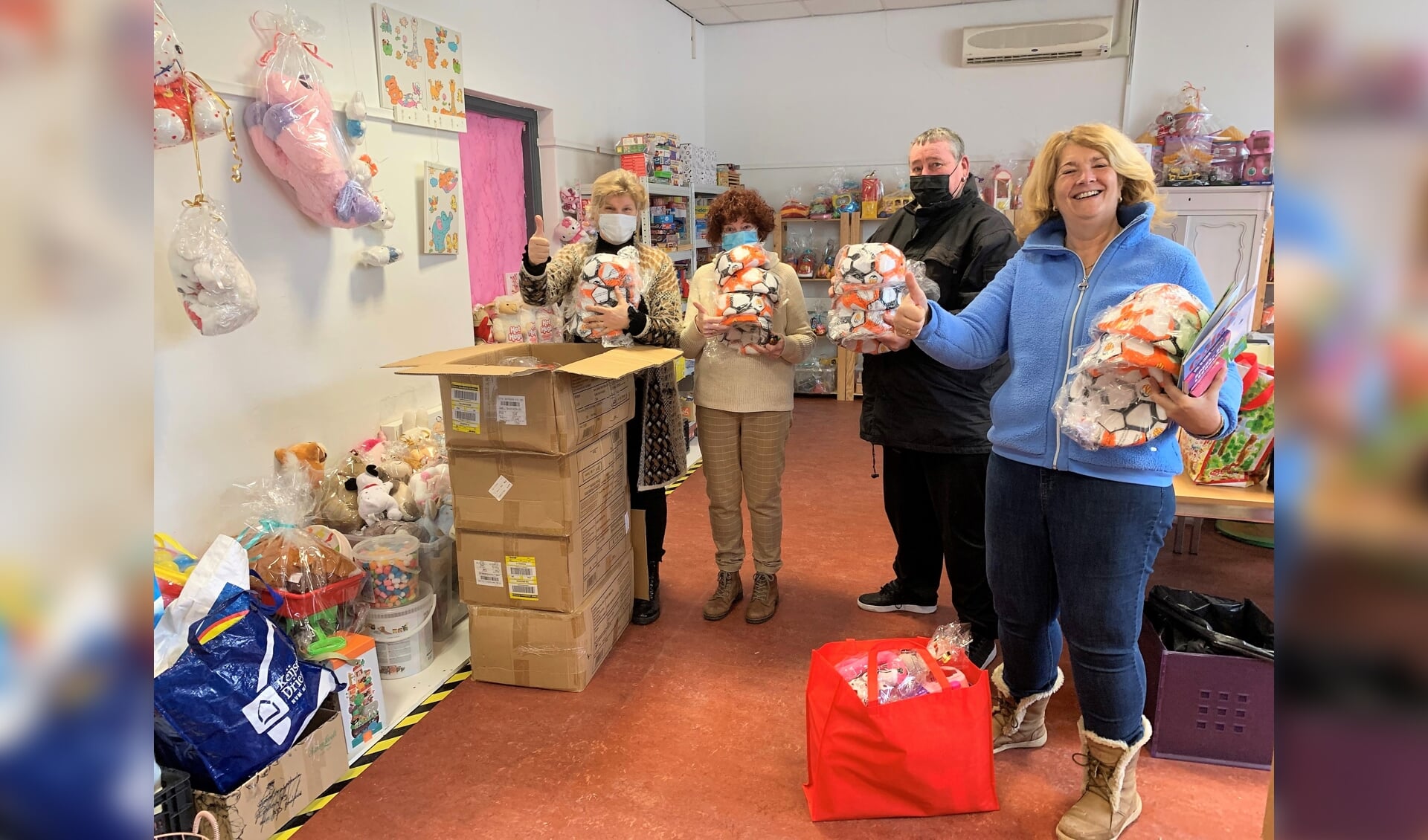 Het project de Verjaardagstas geeft aan circa 550 Ridderkerkse minima-kinderen voor hun verjaardag een tas met cadeautjes. 