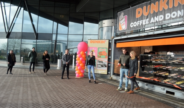 <p>Freek en Krystle van der Valk knipten woensdagmorgen het lint door voor Dunkin’ Donuts Ridderkerk.</p>