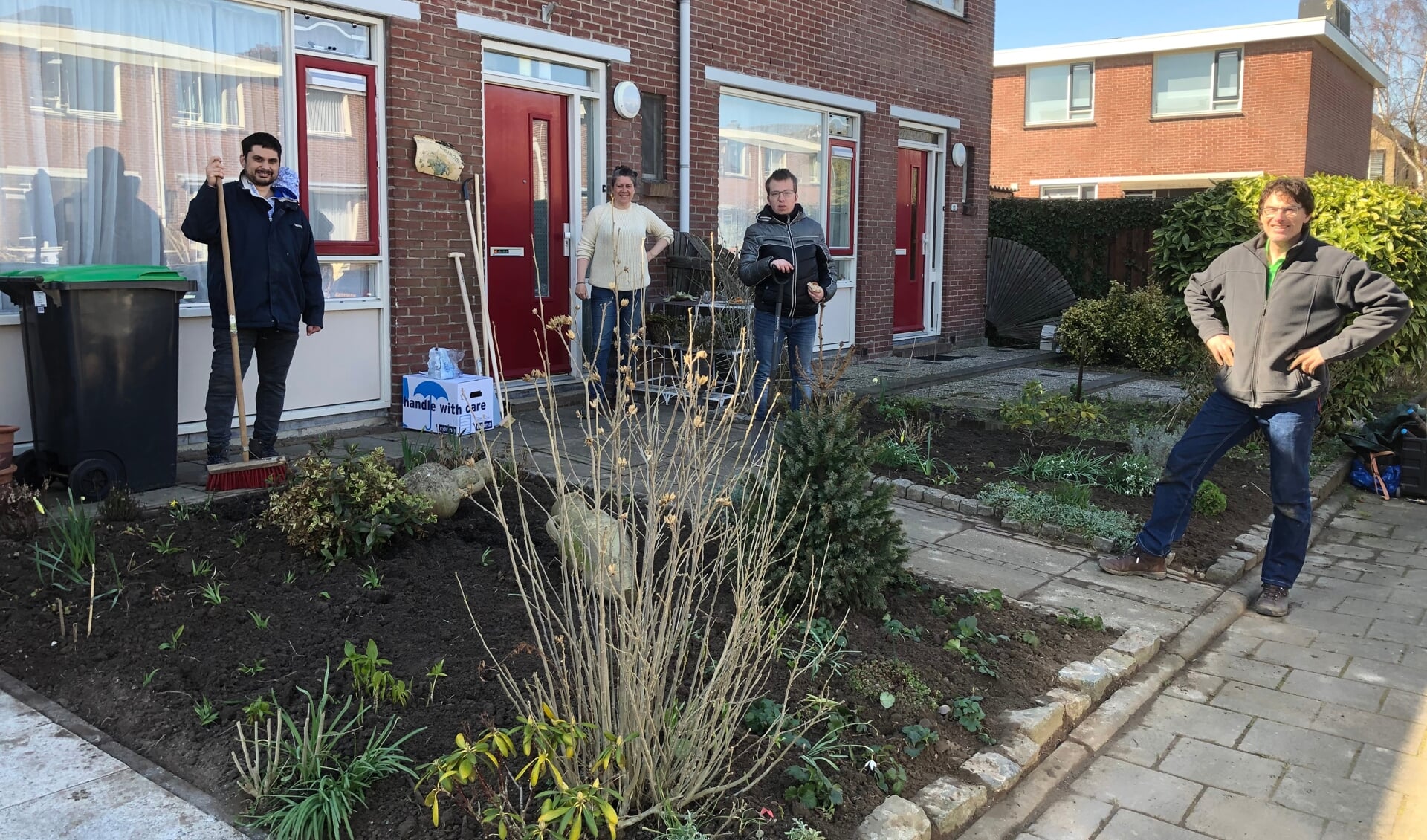 Vrijwilligers en mannen van Aardoom knapten de tuinen op. 