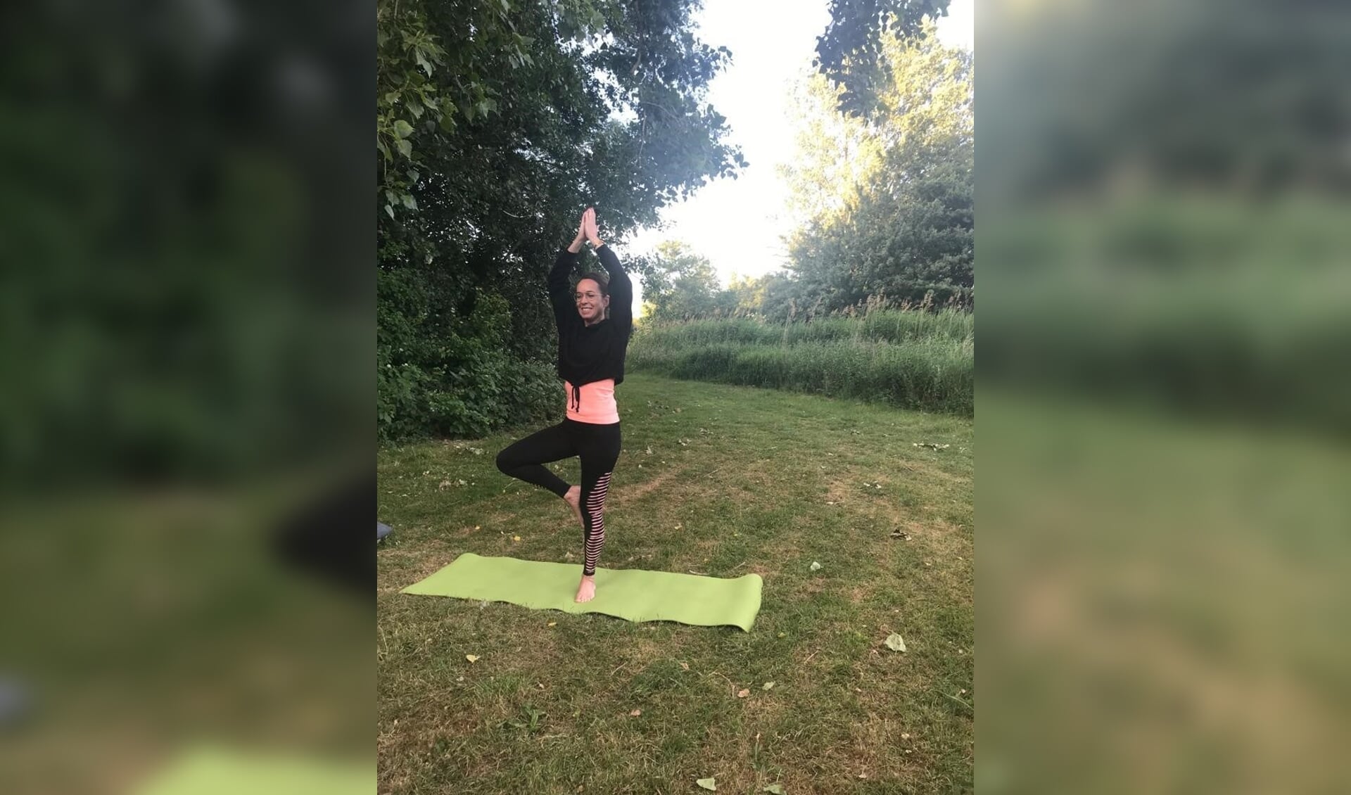 Anoushka Gielens rolde haar mat uit in het Oosterpark als onderdeel van de protestactie om yogascholen weer open te krijgen.