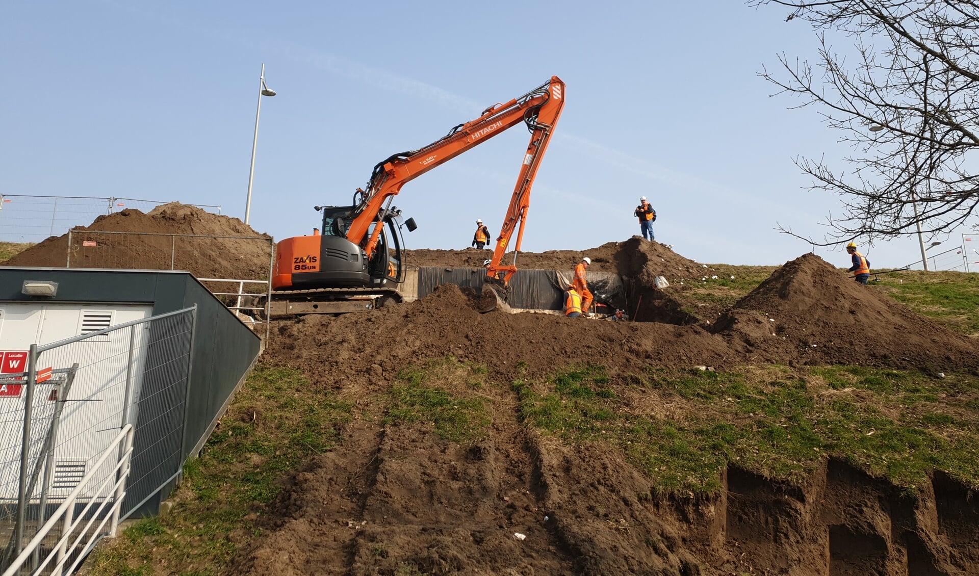 Woensdag is er met een graafmachine onderzoek gedaan. (foto: Arco van der Lee)