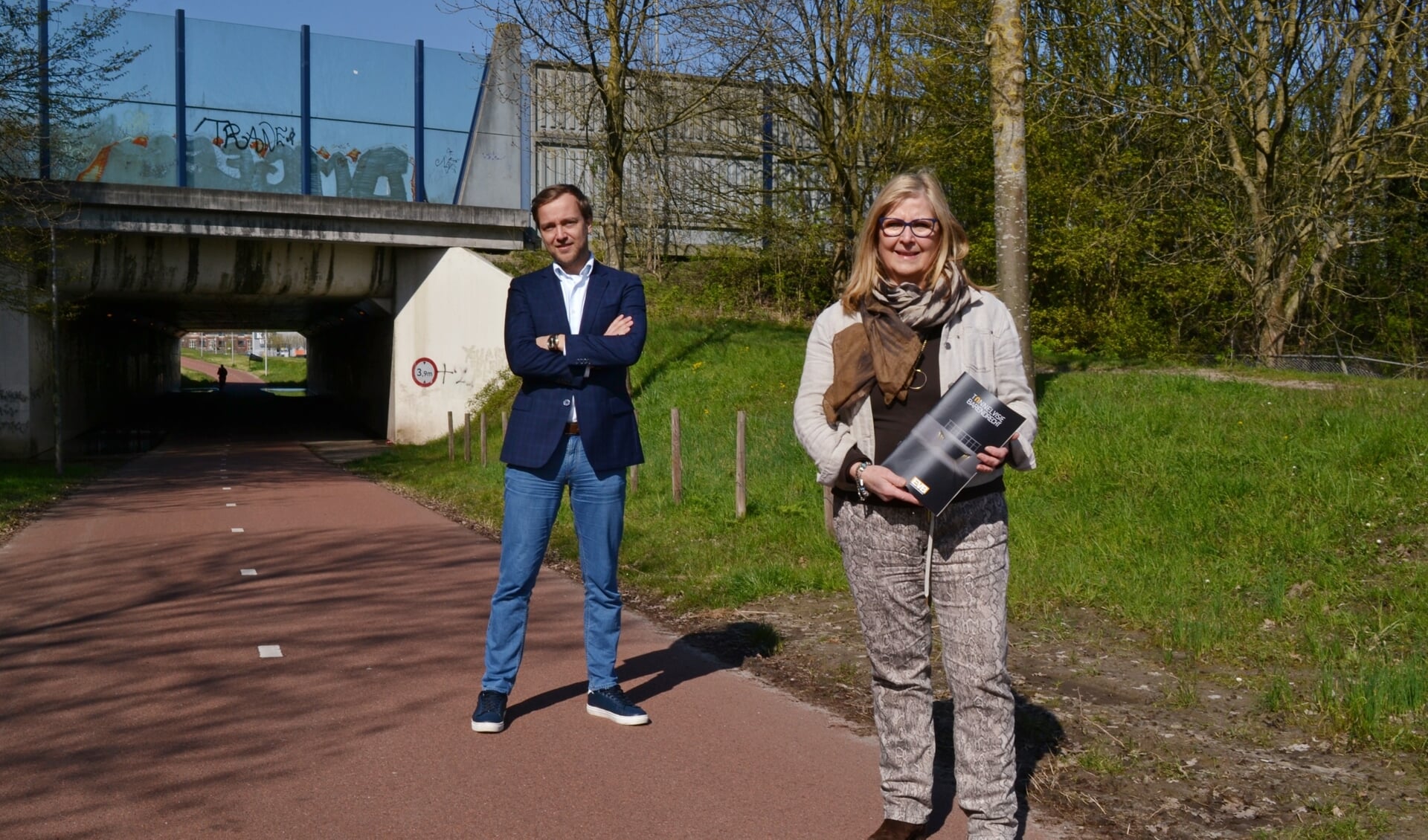 Lennart van der Linden en Els Schaap voor de tunnel onder de A29 in de Middeldijk.
