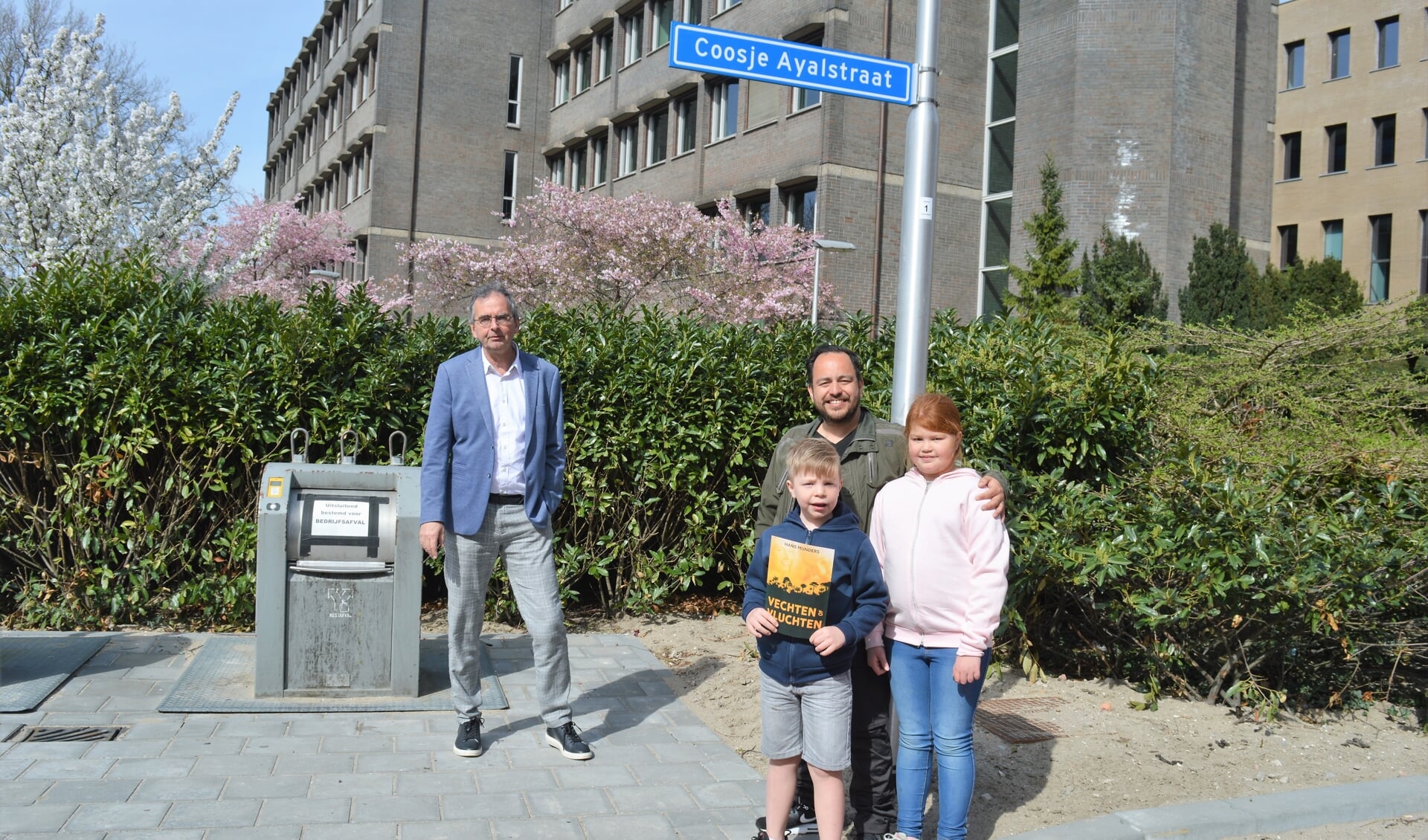 Dylan van Goor met zijn kinderen Emily en Jack en Hans Mijnders op de Coosje Ayalstraat. Hij inspireerde de schrijver. 