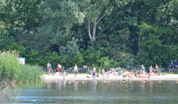 <p>Het strandje van het Oosterpark, een van de plekken die de komende weken goed in de gaten wordt gehouden. </p>
