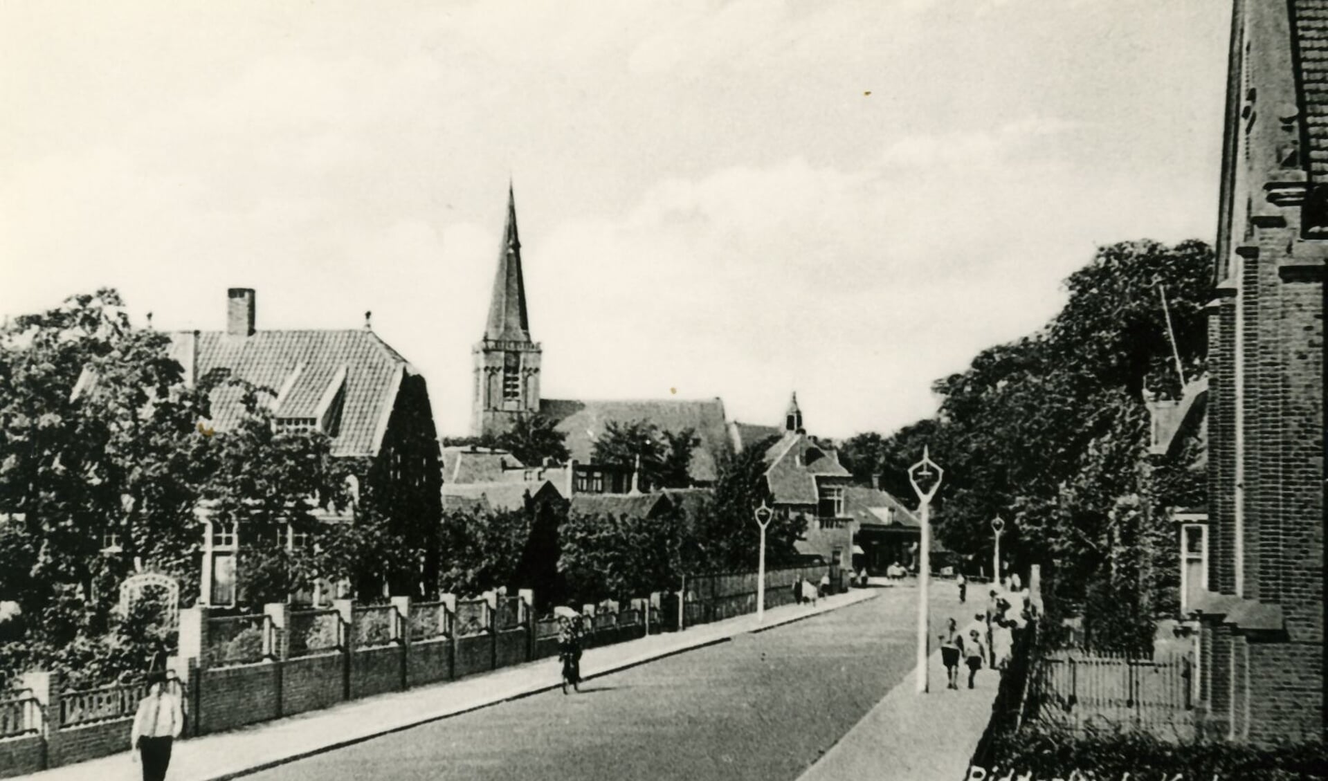 De Kerkweg met links het huis van de familie Van Splunder, waar de NSB'ers doorheen marcheerden.