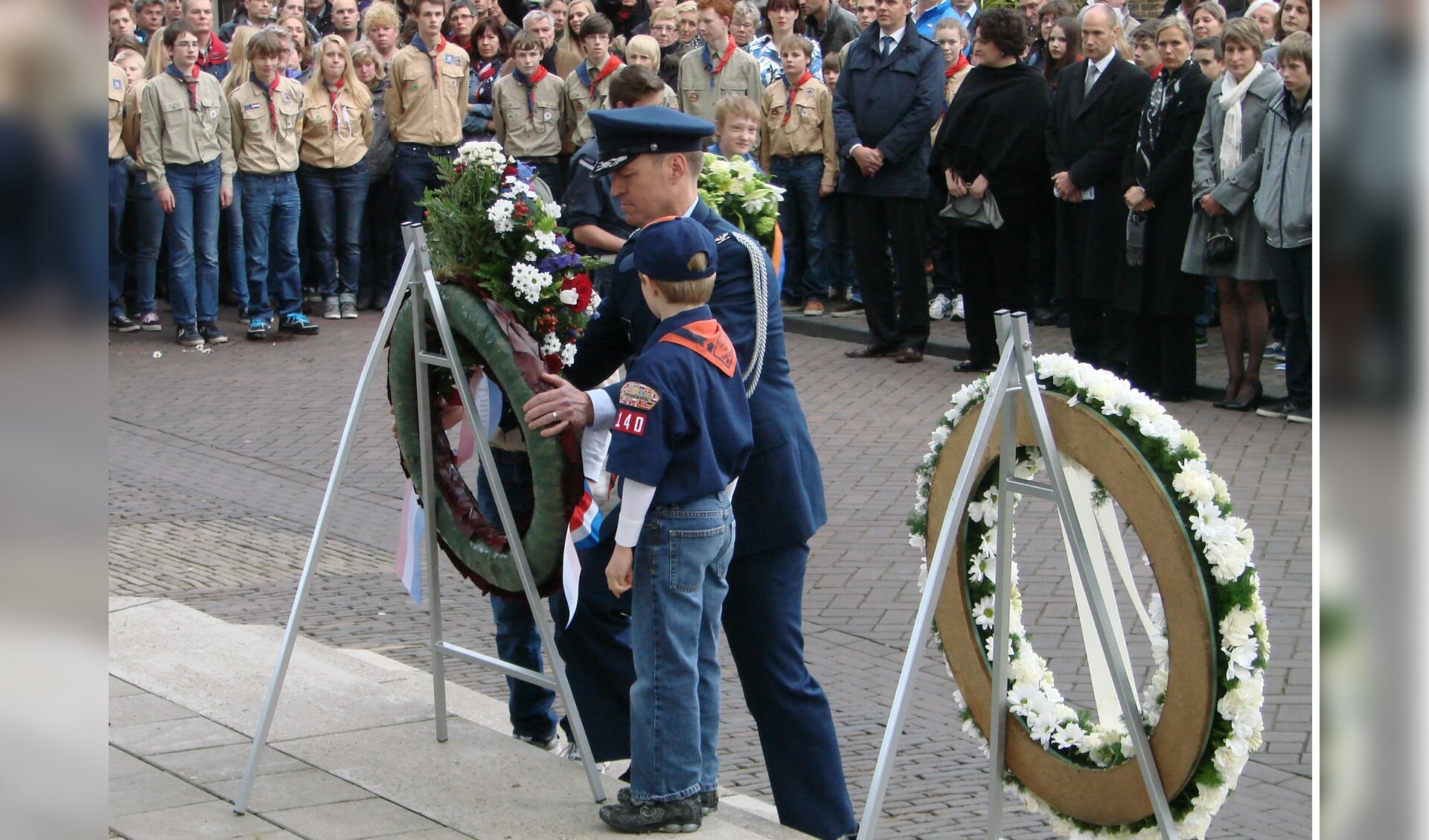 De kranslegging door de militaire attaché van de Verenigde Staten op 4 mei 2012. 