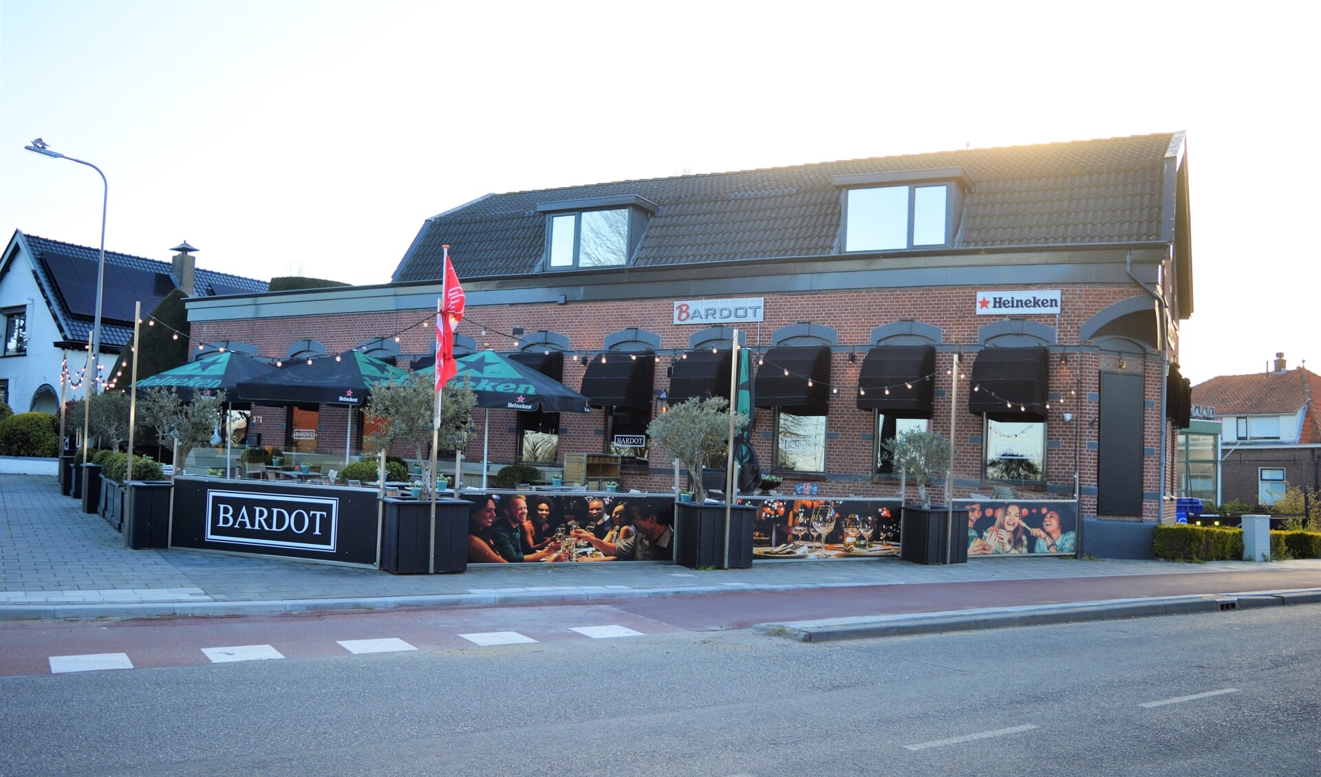 Restaurant Bardot met het terras aan de Lagendijk.