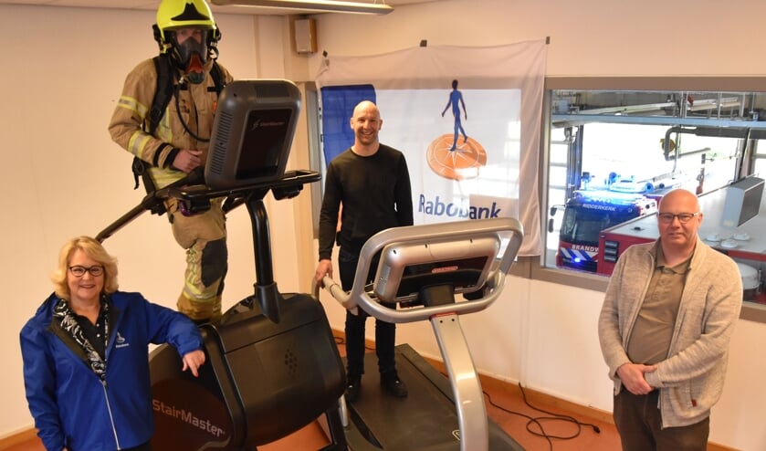 <p>De overdracht van de Stairmaster met v.l.n.r. Ina Kleine Vos, Joost Stok, Dennis van de Lagemaat en Wijnand Punt.</p>