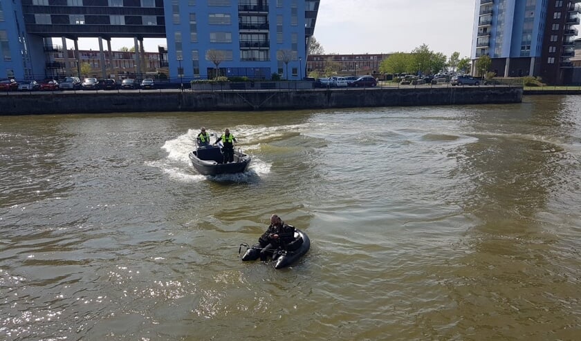 <p>Visser en waterpolitie in Bolnes</p>