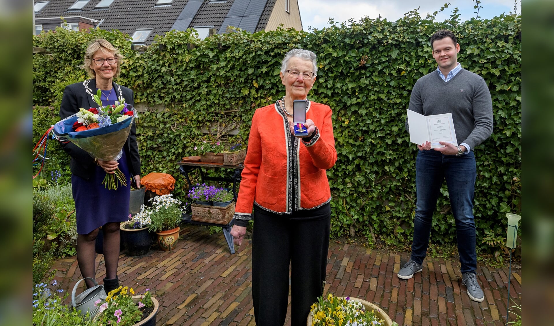 Vlnr. Burgemeester Jolanda de Witte, dochter Liena Blok-Lodder en kleinzoon Joep Andeweg