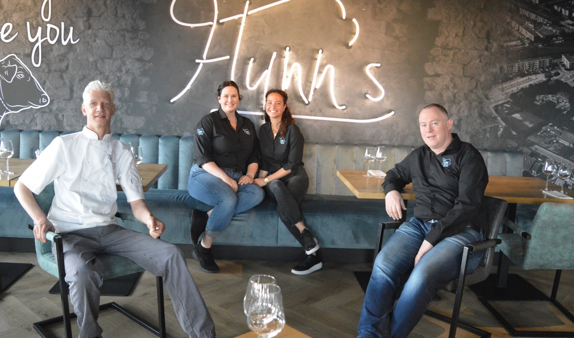 Junior Flynn (rechts) met chef-kok Jeroen Smaling en twee gezichten van het Ridderkerkse Flynn's team. 