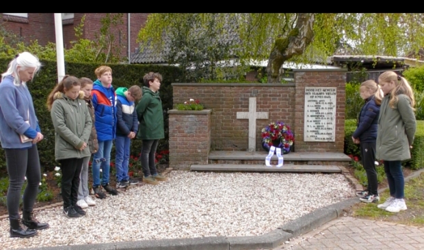 <p>Leerlingen van De Driemaster bij het monument aan de Donckselaan.</p>