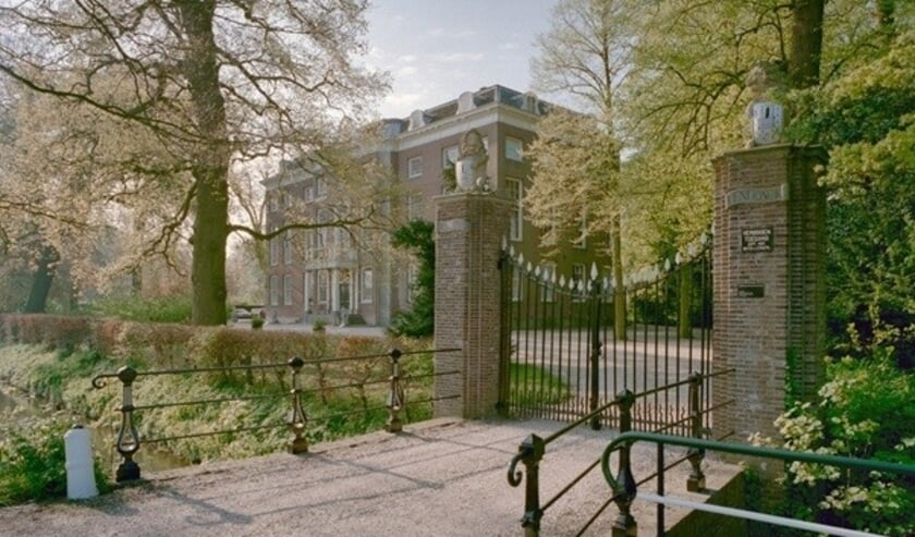 <p>De toegangsbrug van Het Huys ten Donck (Beeldbank Rijksdienst van Cultureel Erfgoed).</p><p><br></p>
