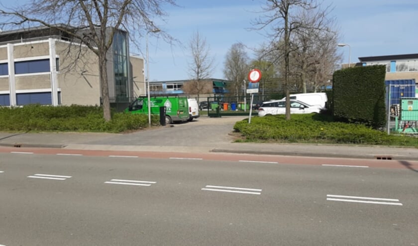<p>Nu is er geen inrijverbod meer naar deze parkeerplaatsen bij het politiebureau. </p>