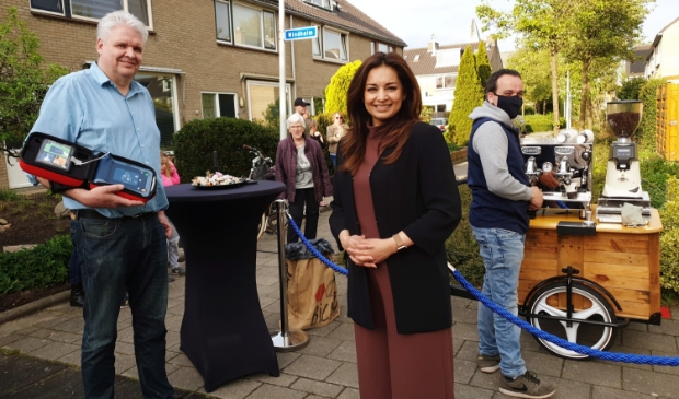 <p>Rob Bruin, wethouder Reshma Roopram en barista Wilco Andeweg.</p>