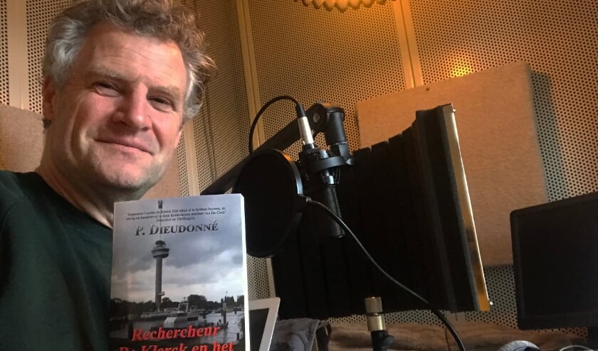<p>Stemacteur Bart Oomen spreekt het nieuwe luisterboek in van het vierde Rechercheur de Klerck boek.</p>