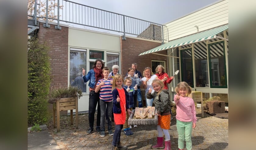 <p>Aan de slag met nieuwe plantjes voor de bloembakken. </p>