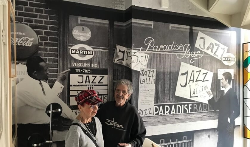 <p>De huidige versie van Ruby R. Kamerbeek bij de Paradise Bar.</p>