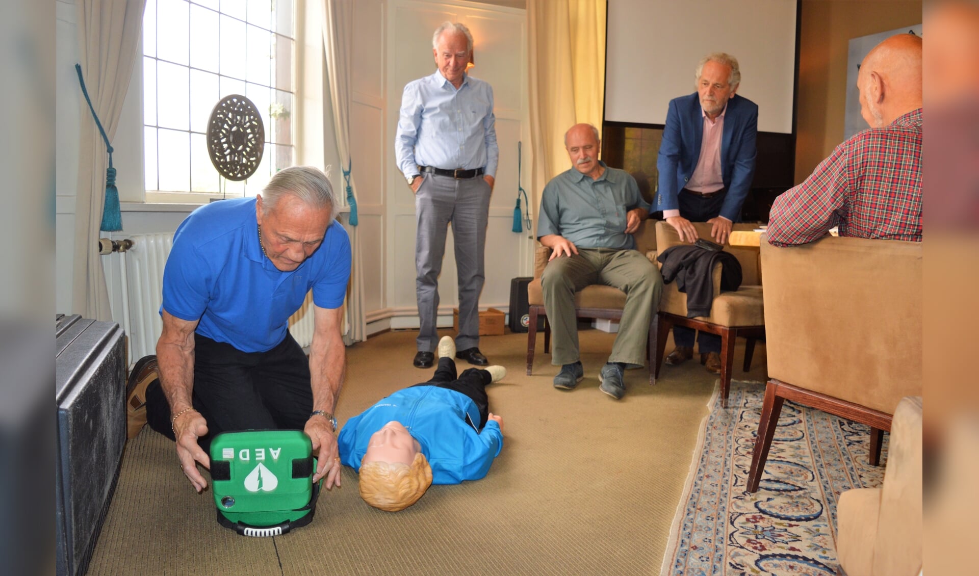 De AED-workshop wordt verzorgd door Rob Kint, een ervaren AED-instructeur. 