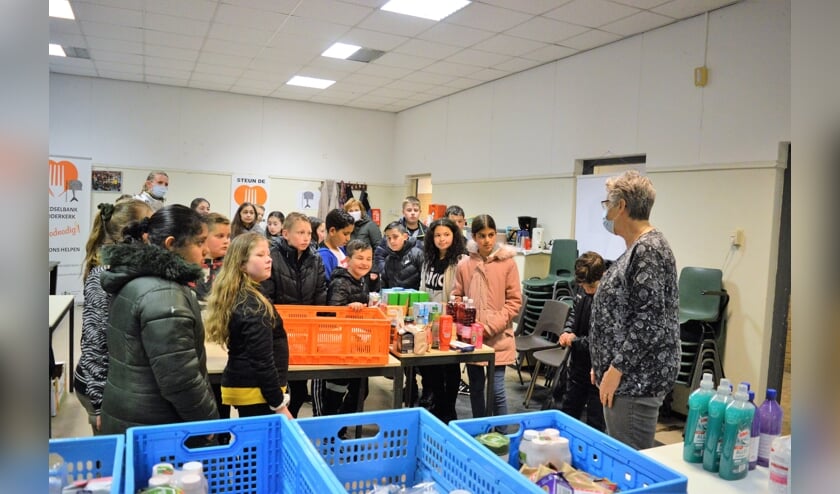 <p>De leerlingen van groep 7 kregen een uitgebreide uitleg over het werk van de Voedselbank. </p>