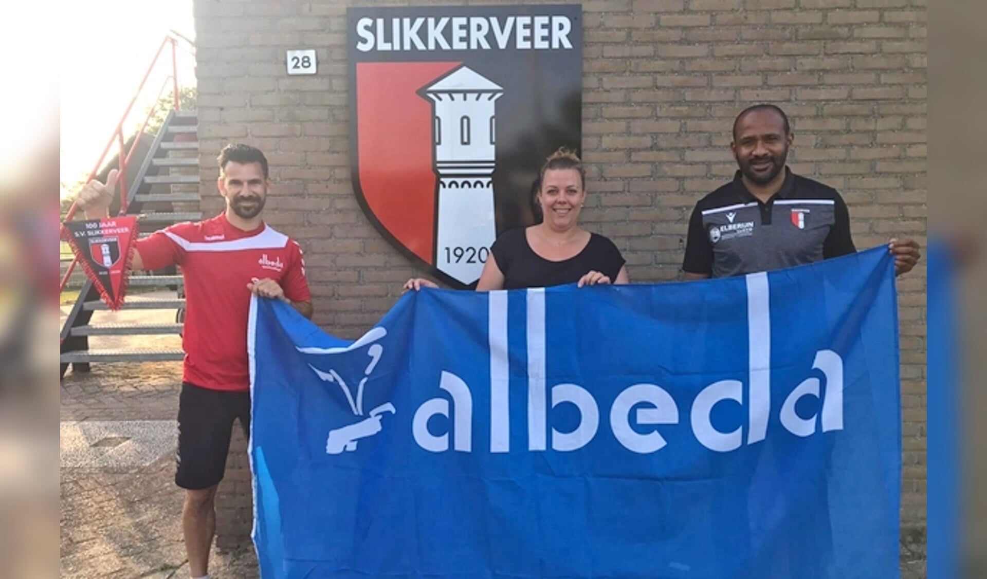 v.l.n.r.: Dennis Zijlmans van het Albeda Sportcollege, Frida Neeskens namens de Jeugdcommissie van SV Slikkerveer en Cerezo Fung-A-Wing, Hoofd Jeugdopleiding van SV Slikkerveer.