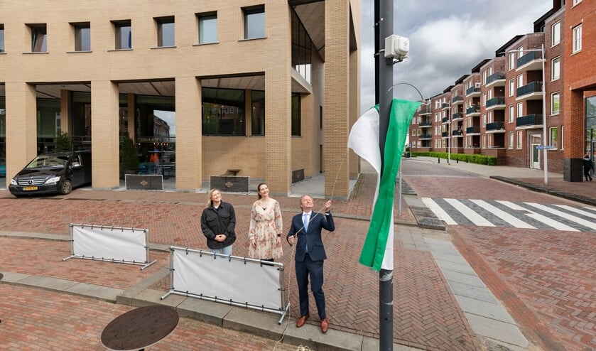 <p>Wethouder Japenga onthulde de sensor op het Koningsplein. </p>