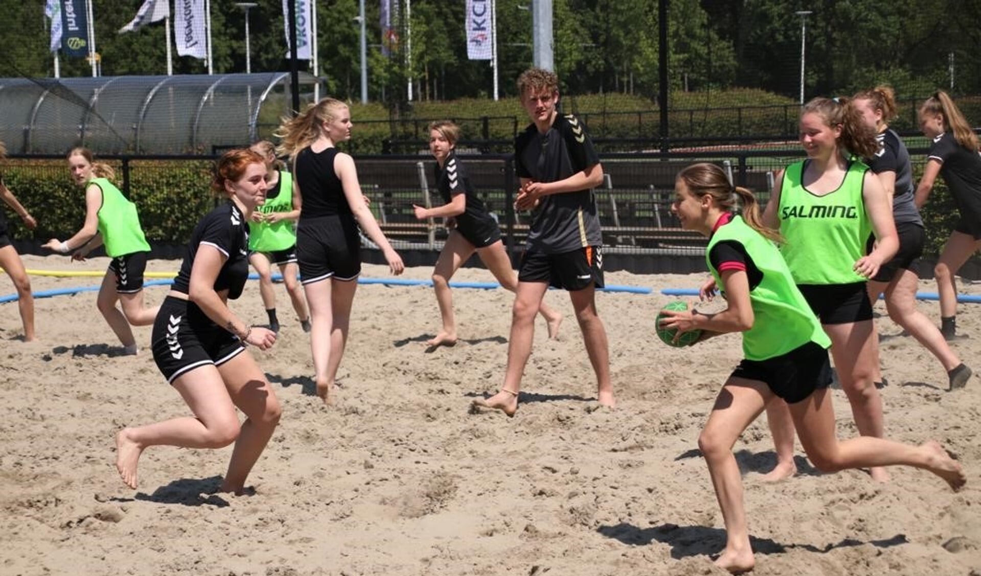 Beachhandbal wordt bij Drechtsteden aangeboden van april t/m september op het Reyerpark in Ridderkerk-West. 