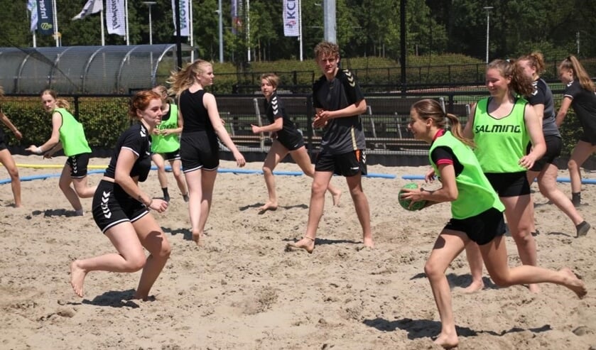 <p>Beachhandbal wordt bij Drechtsteden aangeboden van april t/m september op het Reyerpark in Ridderkerk-West. </p>