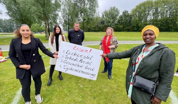 <p>Marchel Eichhorn, Hans van der Graaff en Arianne Ripmeester staan achter gedupeerde ouders</p>