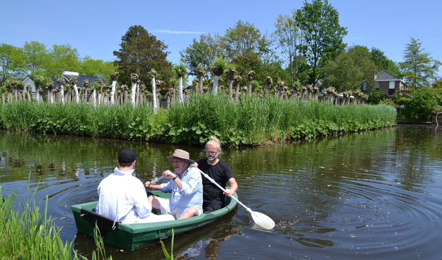 Maarten Ouwens en Pieter de Kuijper roeien één van de schilders naar het eiland. 