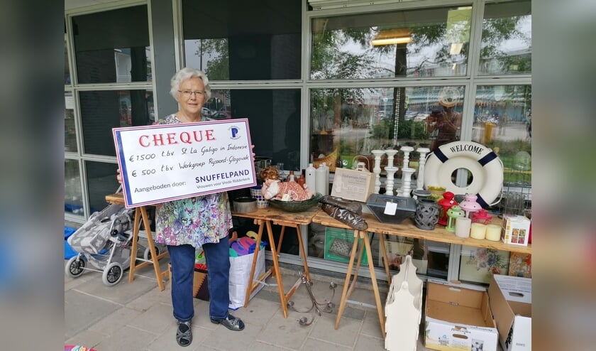 <p>Het Snuffelpand schreef een cheque uit voor twee doelen</p>