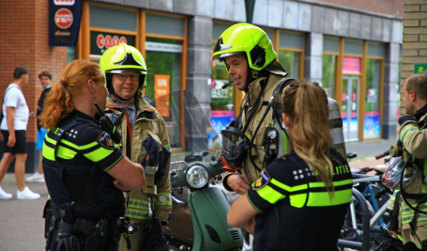 <p>Brandweer en politie op het Koningsplein. Van brand bleek geen sprake (foto Dennis van Wingerden)</p>