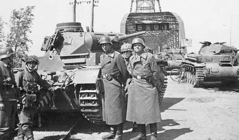Duitsers inspecteren na de capitulatie hun vernielde tanks. (foto: archief Hans Onderwater MBE)
