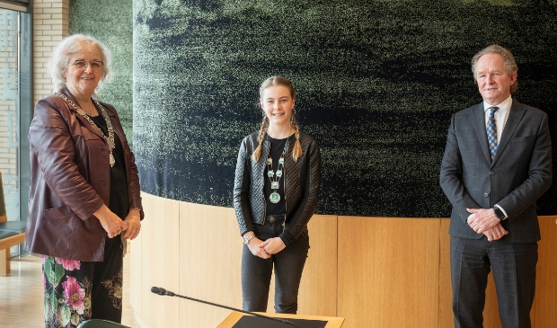 <p>Kinderburgemeester Maylin Ouwens met burgemeester Anny Attema en wethouder Marten Japenga</p>