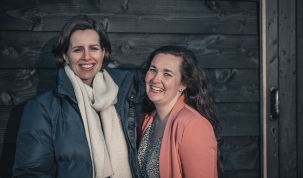 <p>Emmy Eve (links) met haar jeugdvriendin Nikki (foto Mark de Rooij).</p>