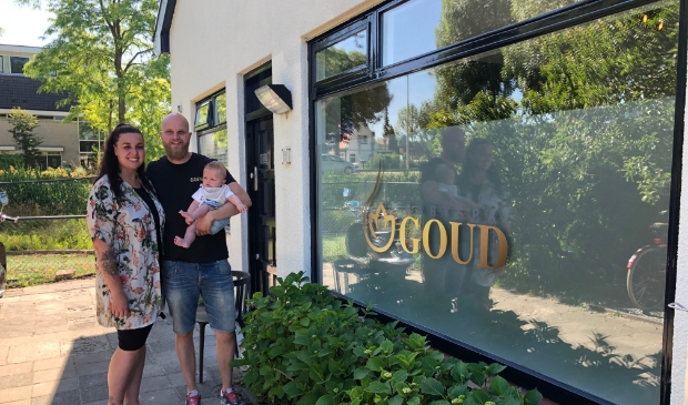 <p>Aayk en Romy Bakker met zoontje Mason.</p>