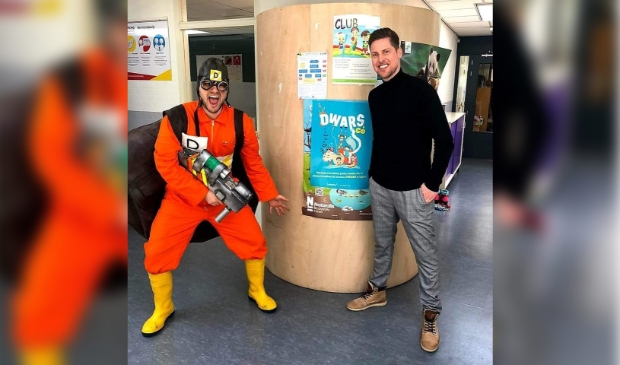<p>Rico Hop ging met Guus Bok als Schimmelspuiter langs de Ridderkerkse scholen.</p>