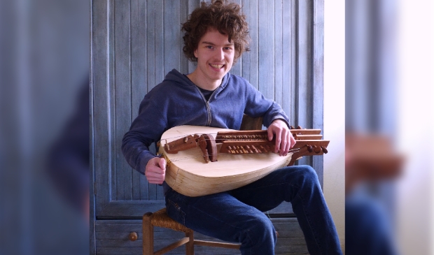 <p>Floris bouwde een draailier zonder ooit een exemplaar in het echt te hebben gezien. </p>