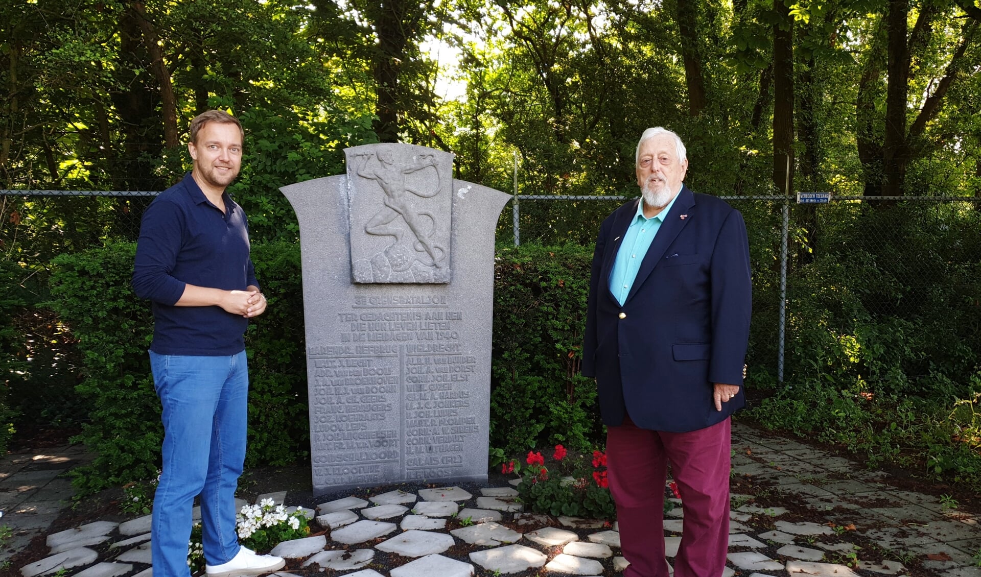 Lennart van der Linden en Hans Onderwater bij het monument.