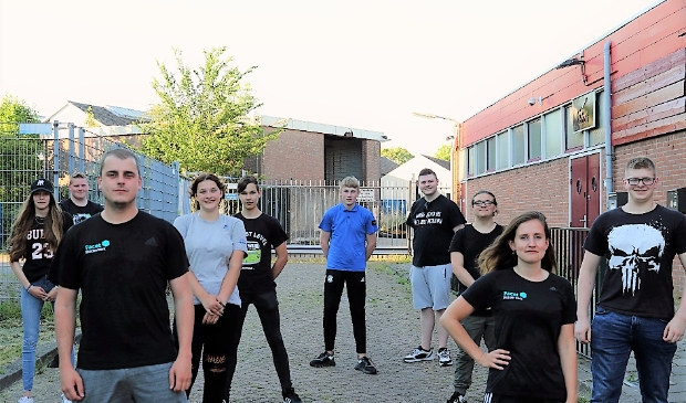 <p>Jongerenwerkers Aaron Broere en Evina Beekink en de ambassadeurs</p>