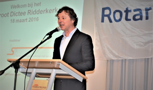 <p>Frits Sissing bij een eerder bezoek aan Ridderkerk, de presentatie van het Groot Dictee Ridderkerk. </p>