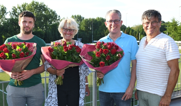 <p><br>v.l.n.r.: Stefan van Buuren, Truus Noorlander, Guido Revet en Rinus Hitzert, de drie jubilarissen van de vereniging. </p>