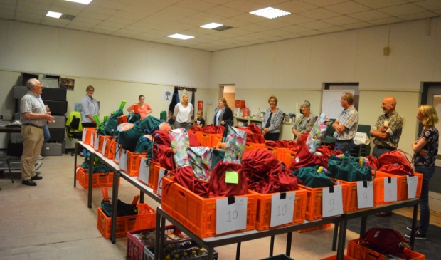 <p>Vanuit de deelnemende kerken werden de vakantietassen gebracht naar het uitgiftepunt</p>